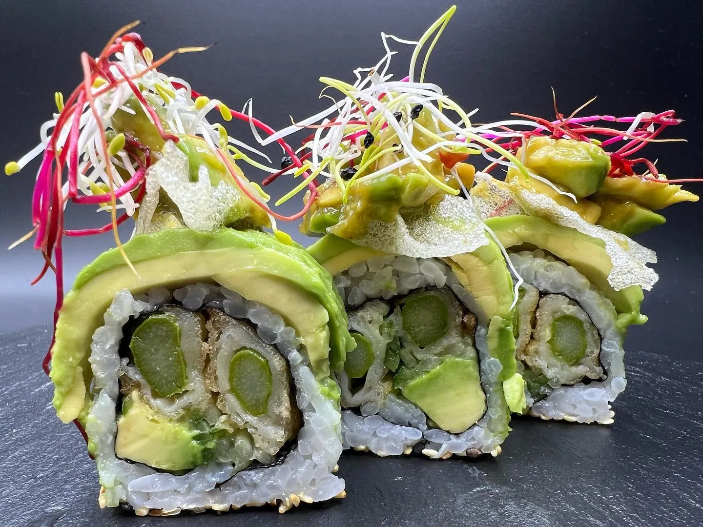 Avocado-Rolle mit Tempura-Spargel