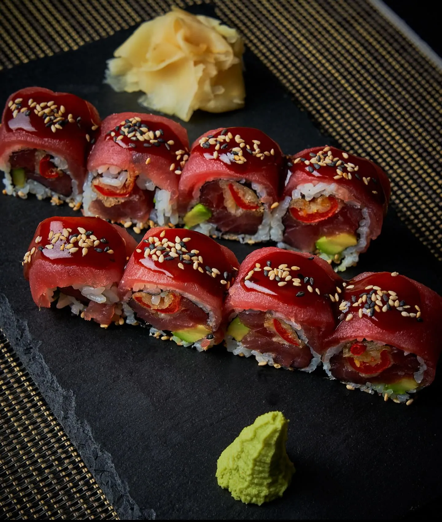 Thunfisch-Rollen mit Chili und Sesam auf Schiefer