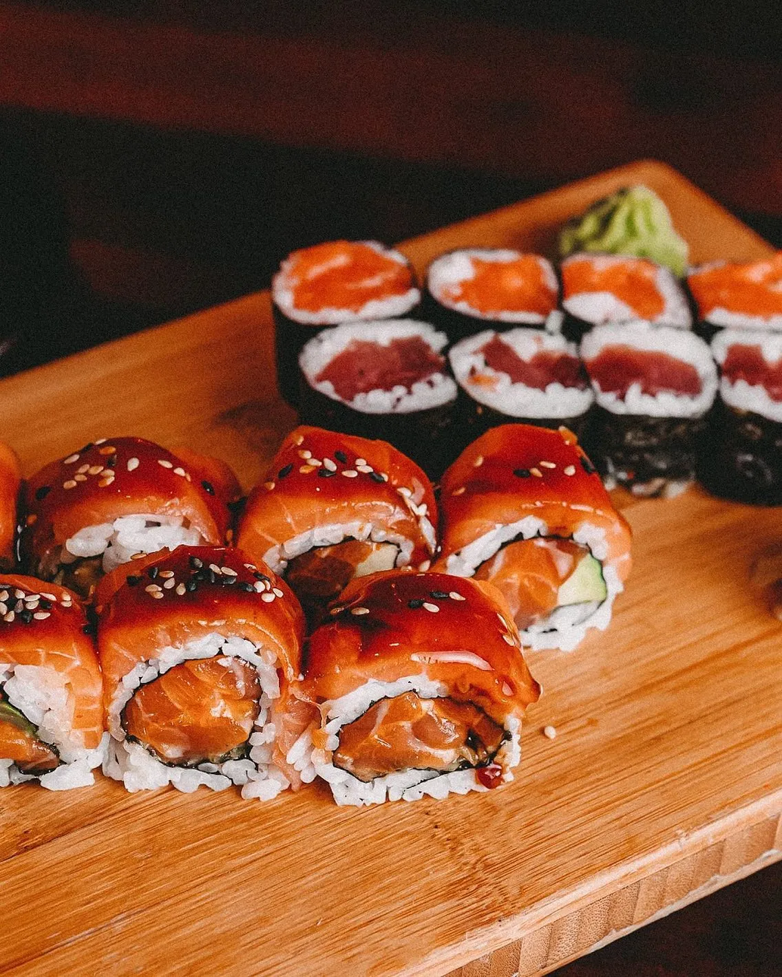 Lachs-Rollen und Maki auf dem Holzbrett