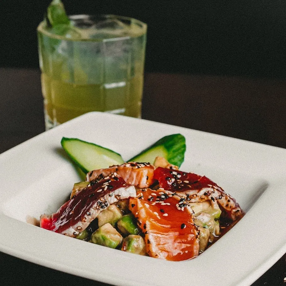 Tataki mit einem grünen Drink
