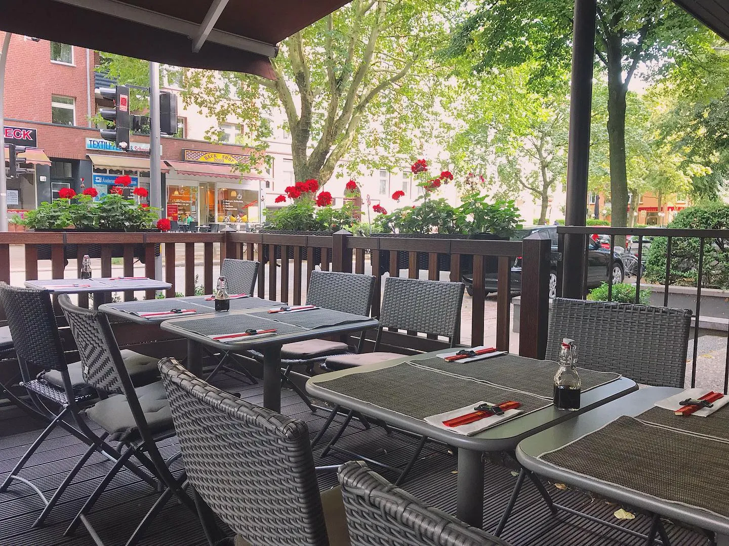 Terrasse mit gedeckten Tischen unter der Markise