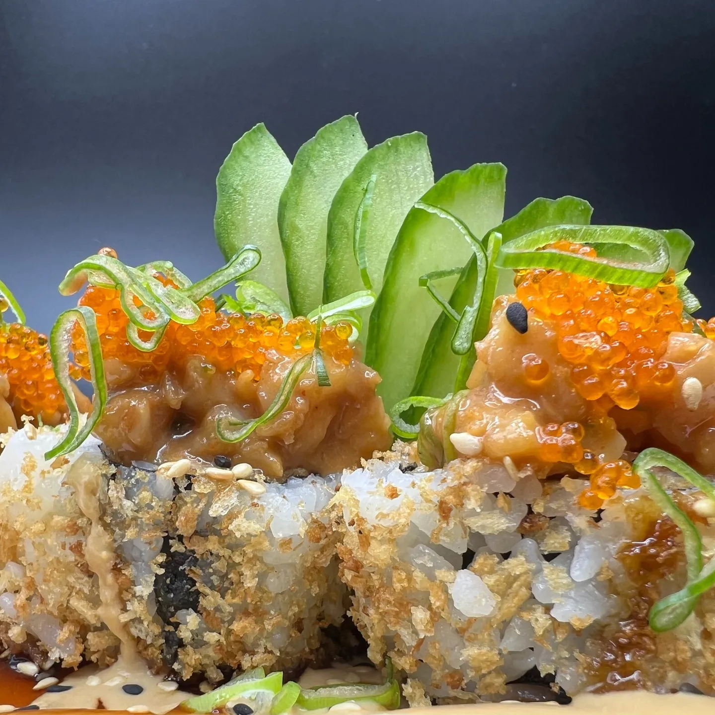 Knusprige Rolle mit Lachs-Tatar und Fischrogen