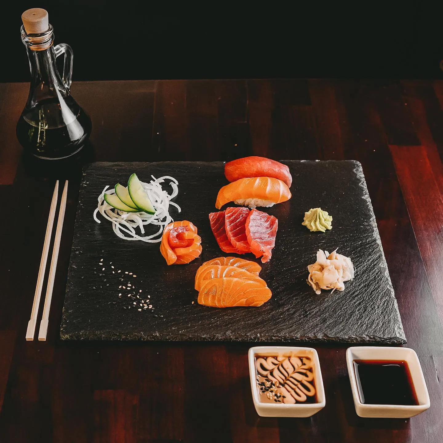 Sashimi und Nigiri auf einer Schieferplatte