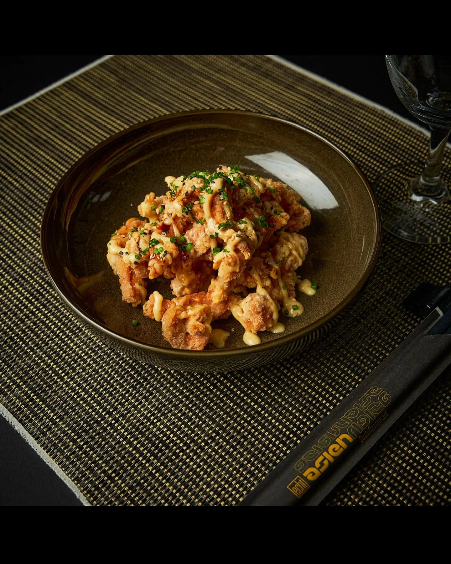 Hähnchen-Karaage in der Schale
