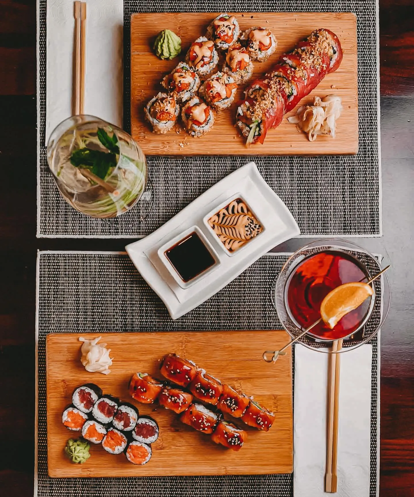 Gedeckter Tisch mit Aperitif von oben