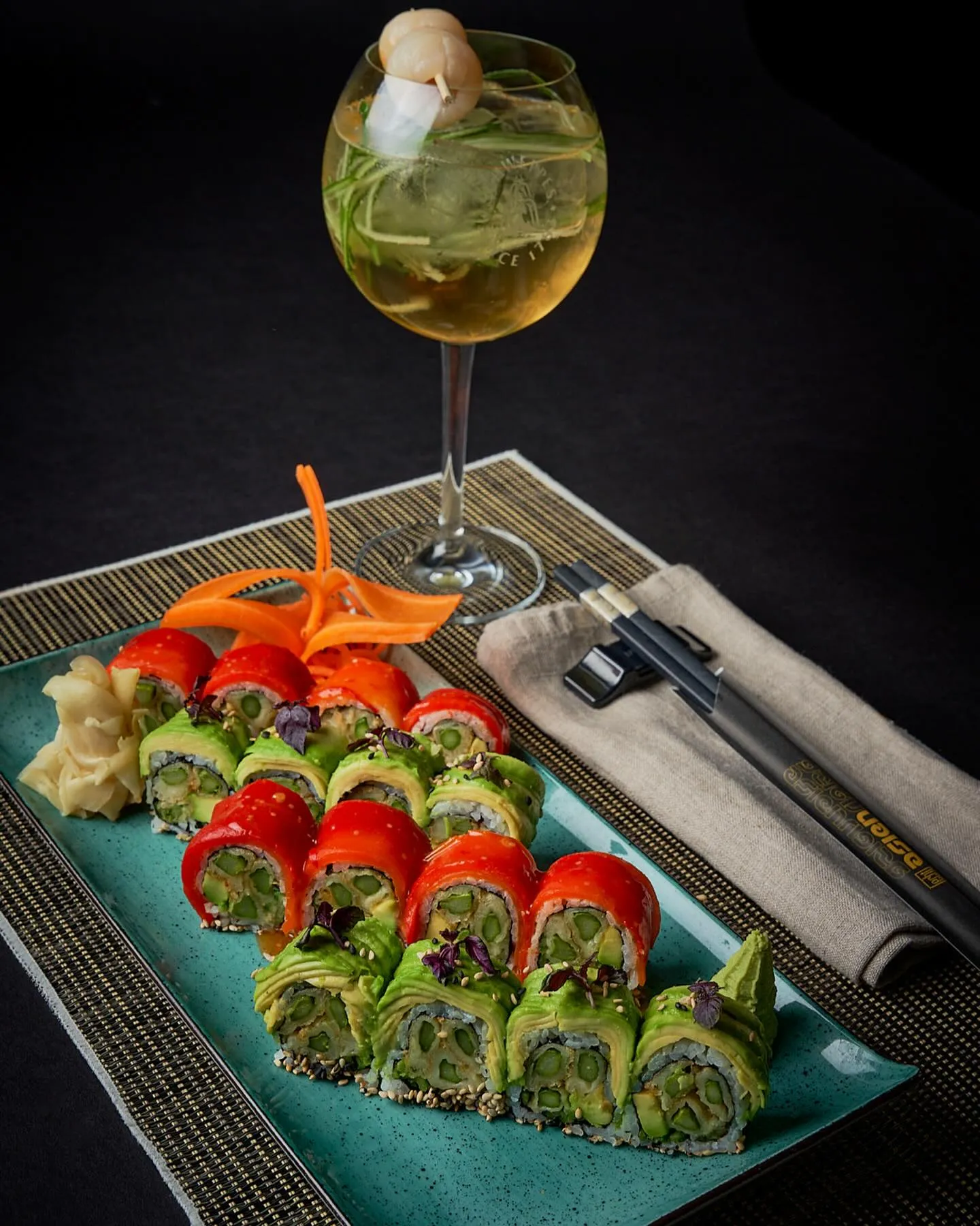 Veggie-Rollen mit einem Glas Hugo