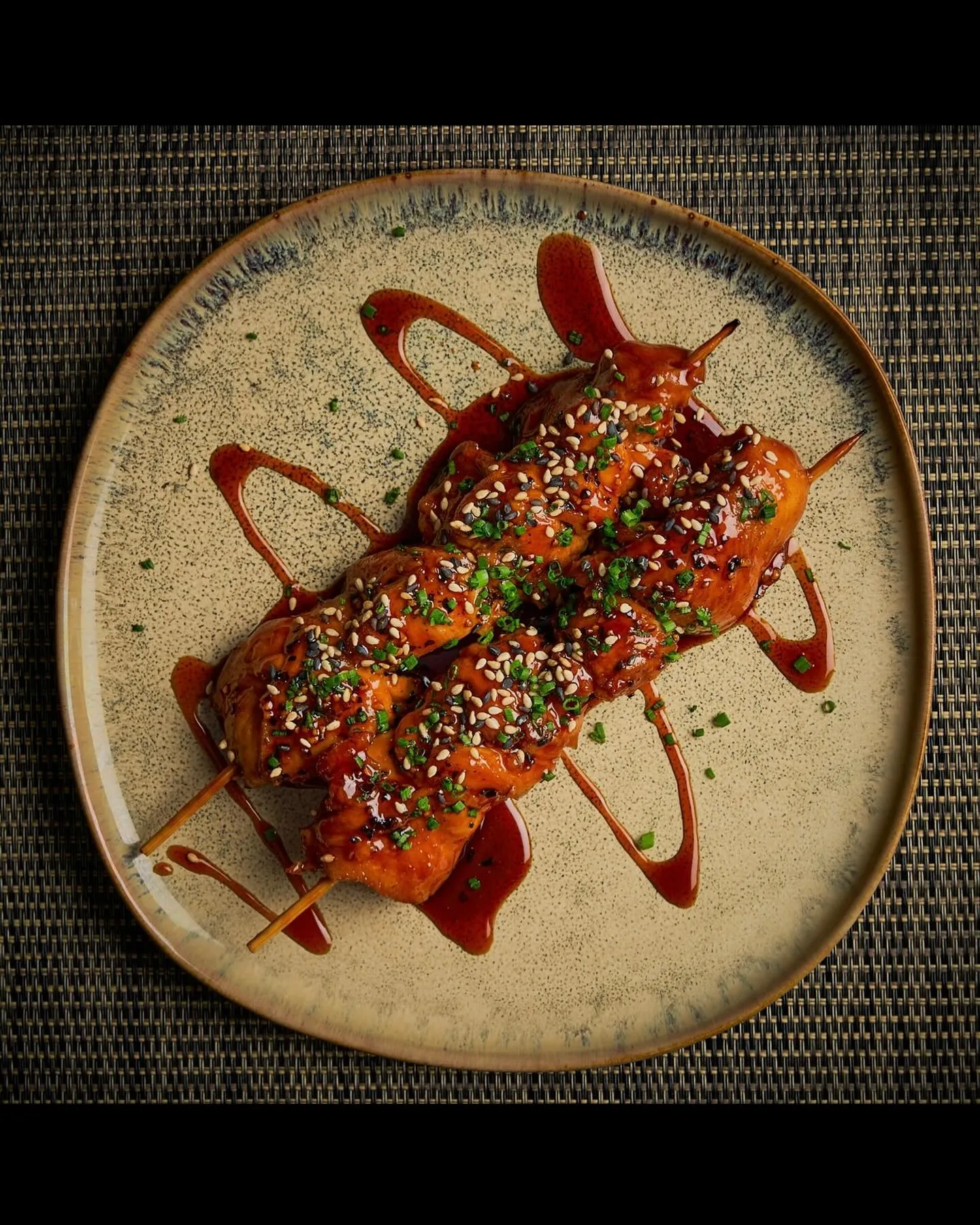 Glasierte Teriyaki-Spieße auf einem Keramikteller