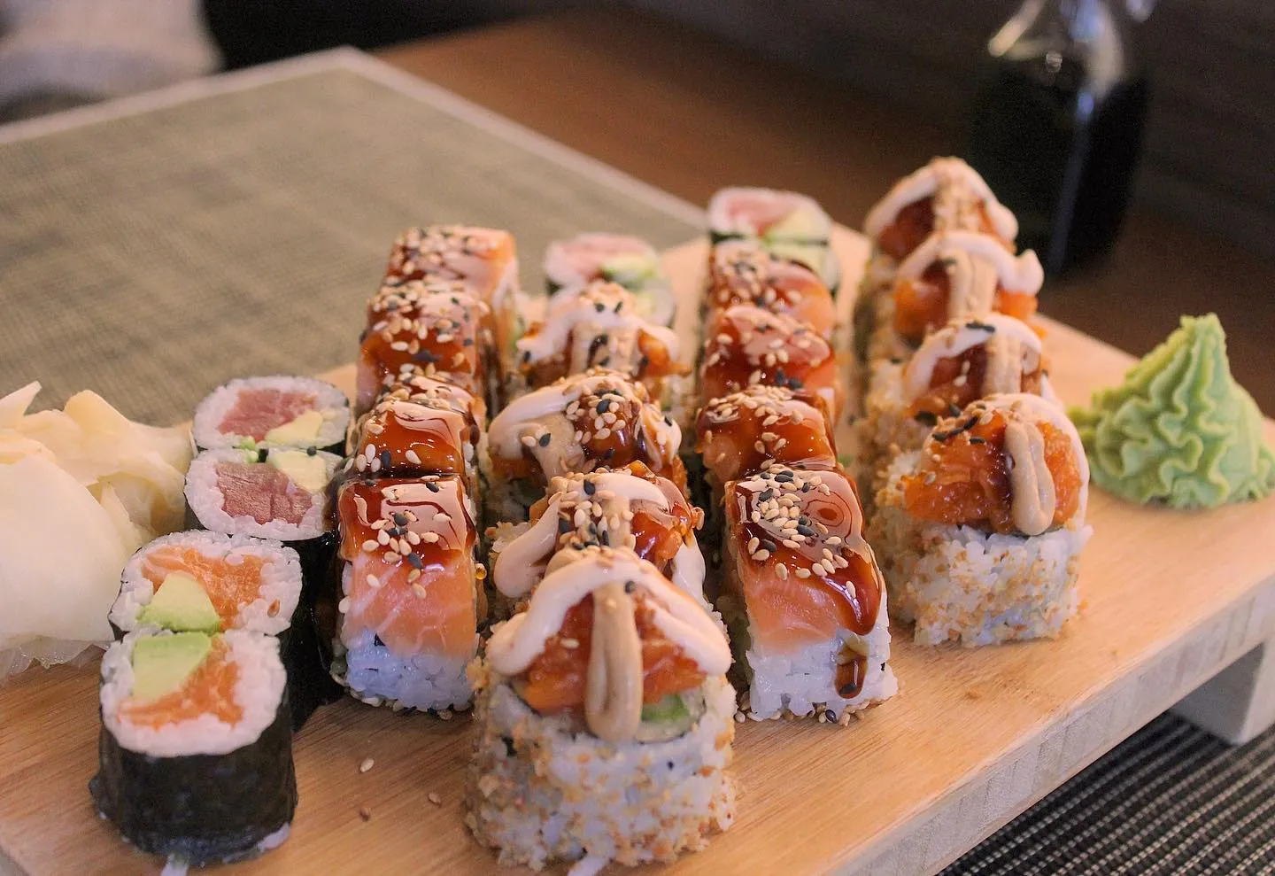 Maki und Rollen auf dem Holzbrett