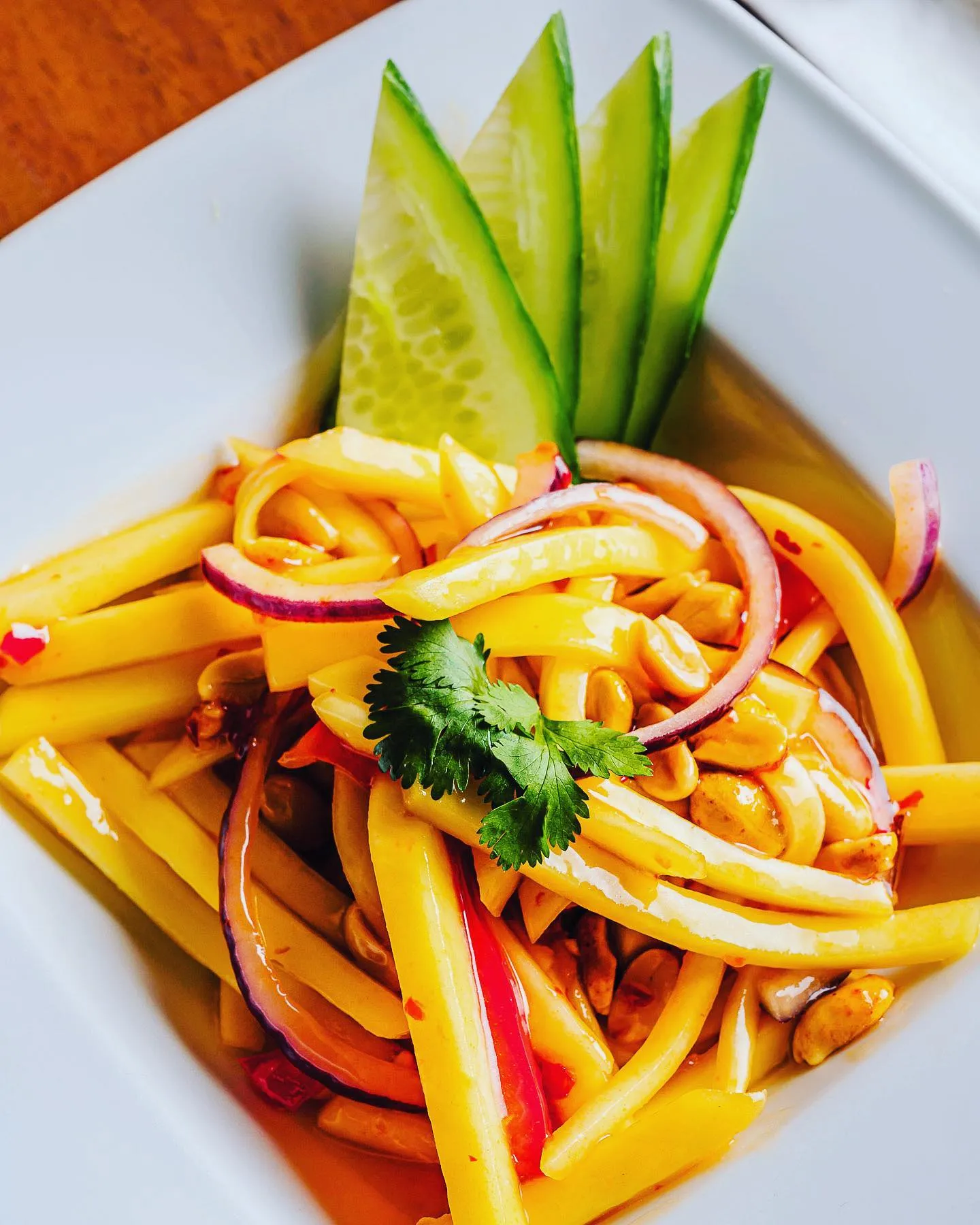 Mangosalat mit Erdnüssen und Koriander