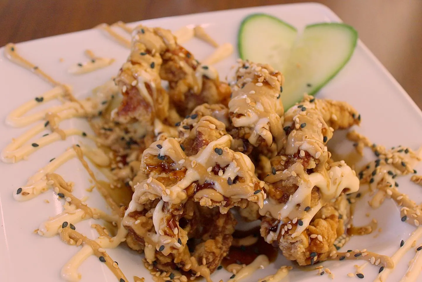Knusprig Frittiertes mit Sesam und Sauce