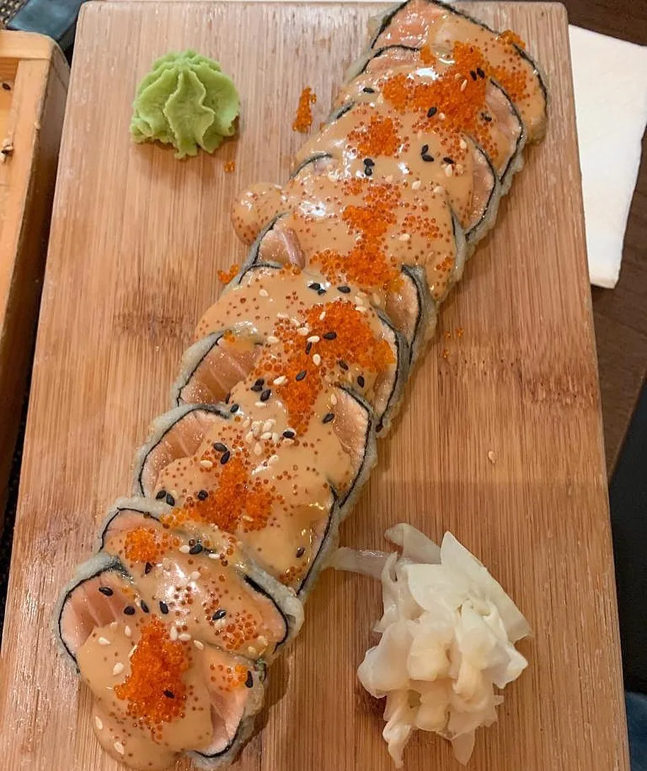 Gebackene Lachs-Rollen mit Fischrogen