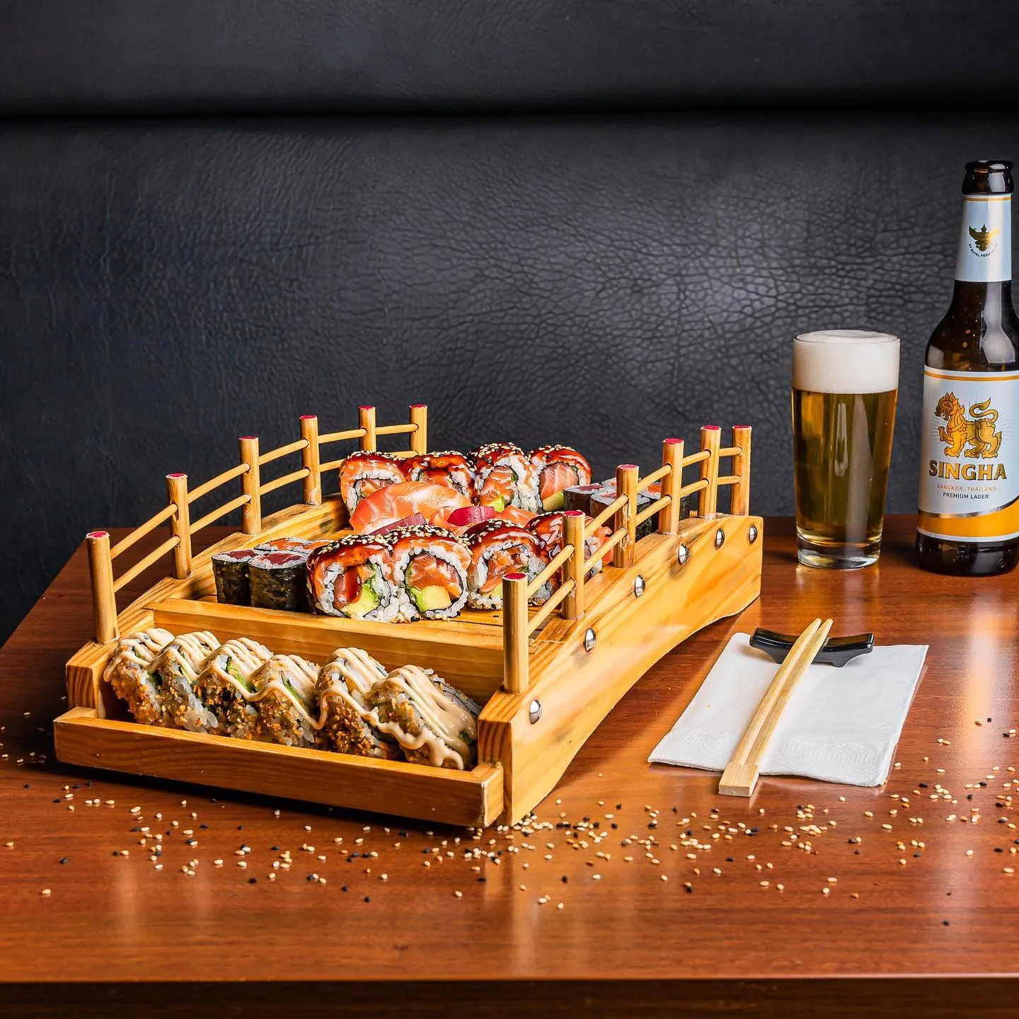 Sushi-Brücke mit Bier