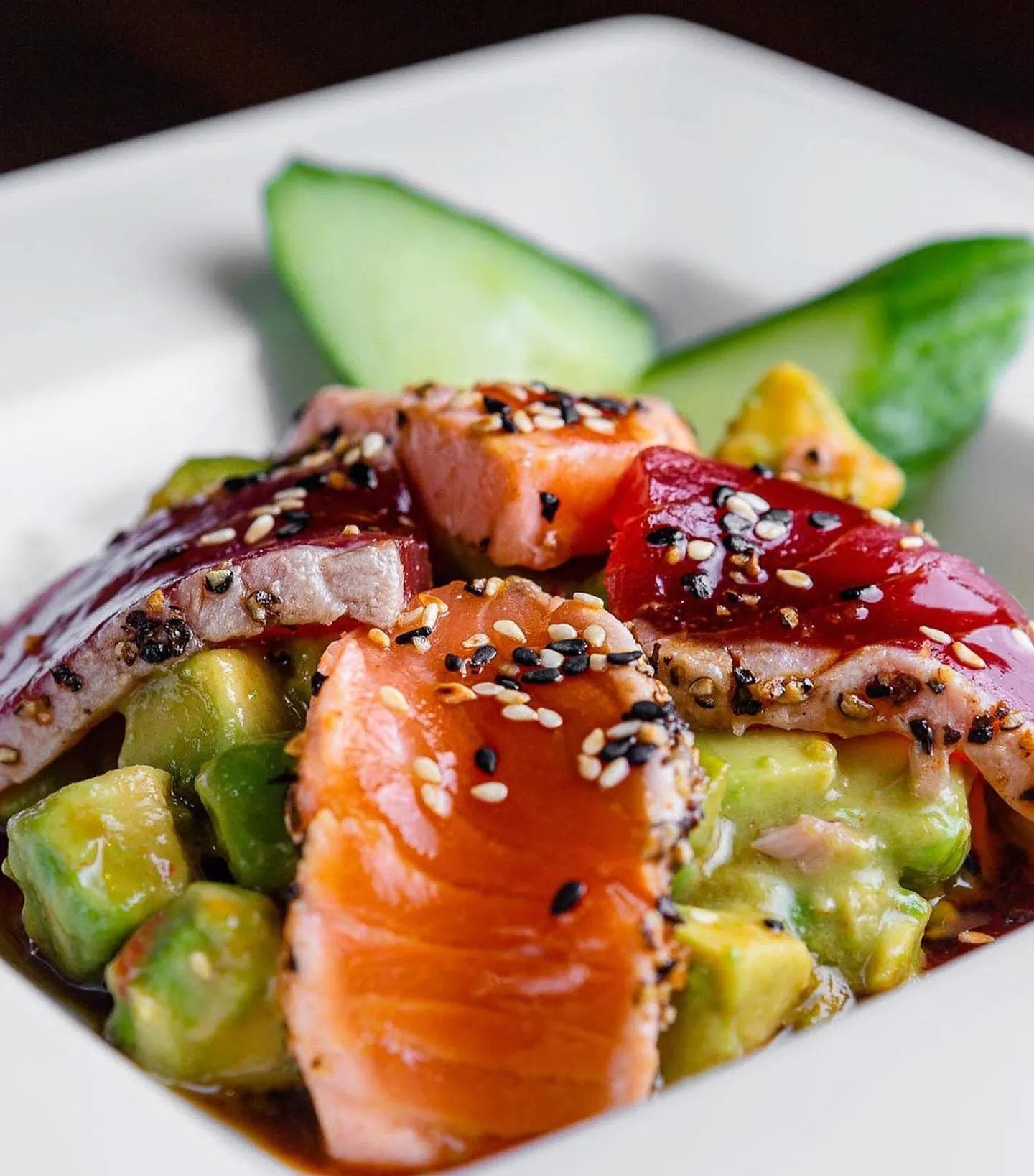 Angebratener Lachs und Thunfisch auf Avocado