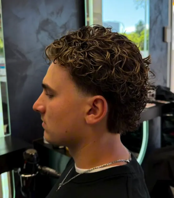 Nachher: definierte Locken nach der Dauerwelle, Seiten und Nacken kurz gehalten, Seitenansicht.