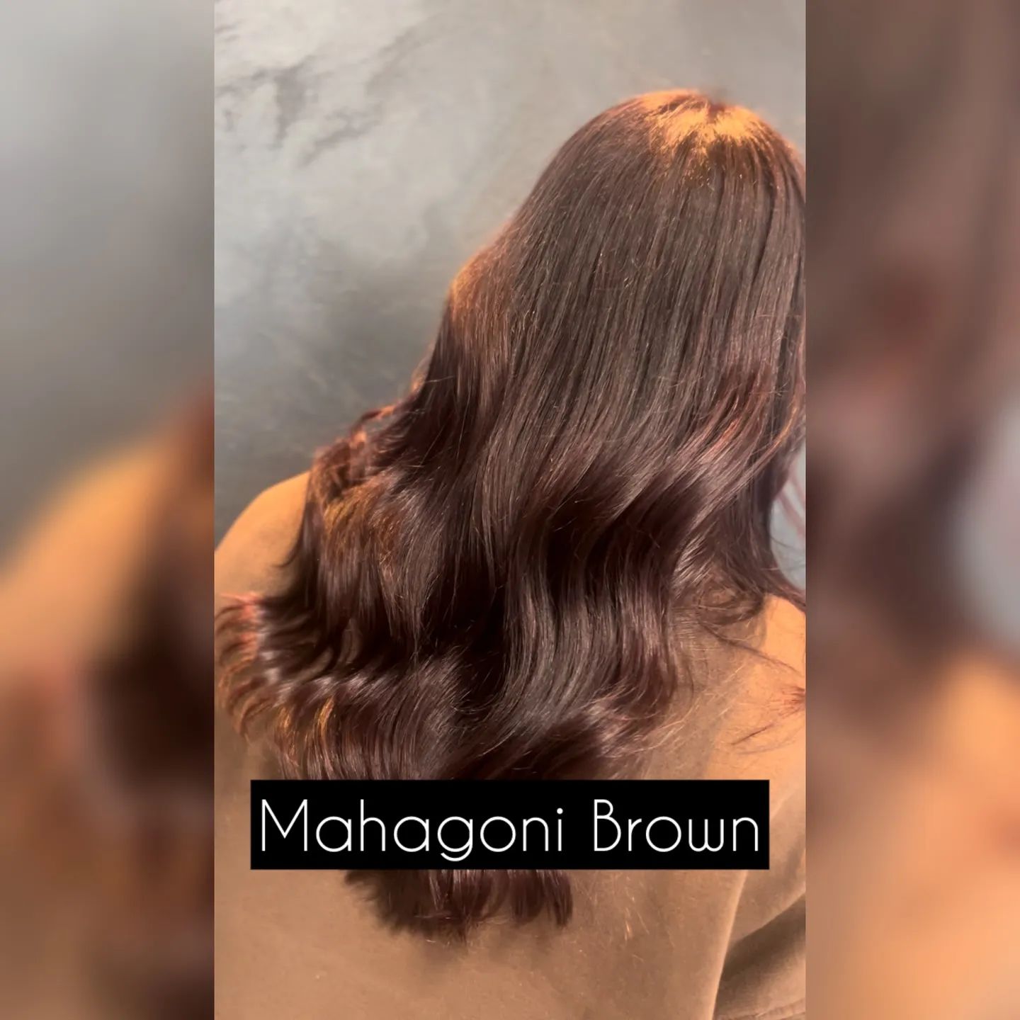 Lange, weich gewellte Längen in rötlichem Mahagonibraun vor grauer Wand; unten steht die eingeblendete Bildunterschrift „Mahagoni Brown“.