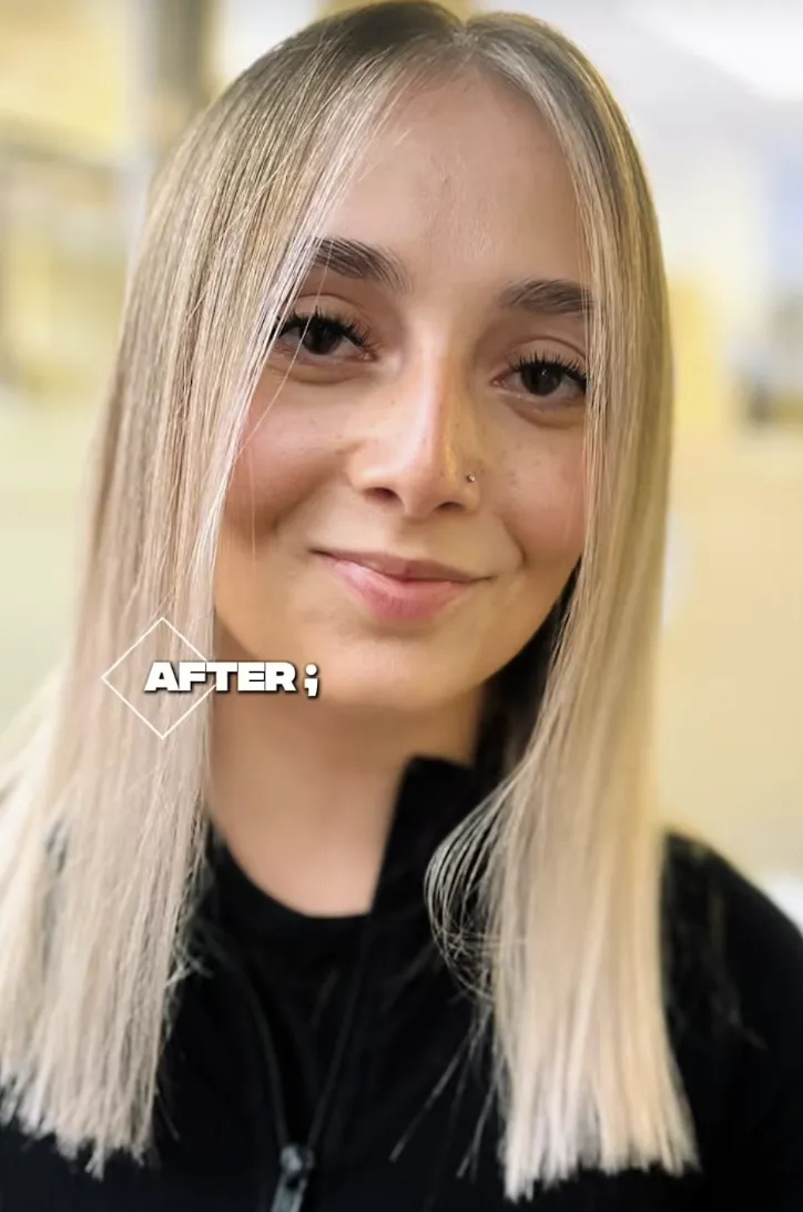 Nachher: dieselben langen Haare in kühlem, gleichmäßigem Blond, glatt gestylt; oben im Bild steht ein eingeblendeter Story-Sticker mit dem Wort AFTER.