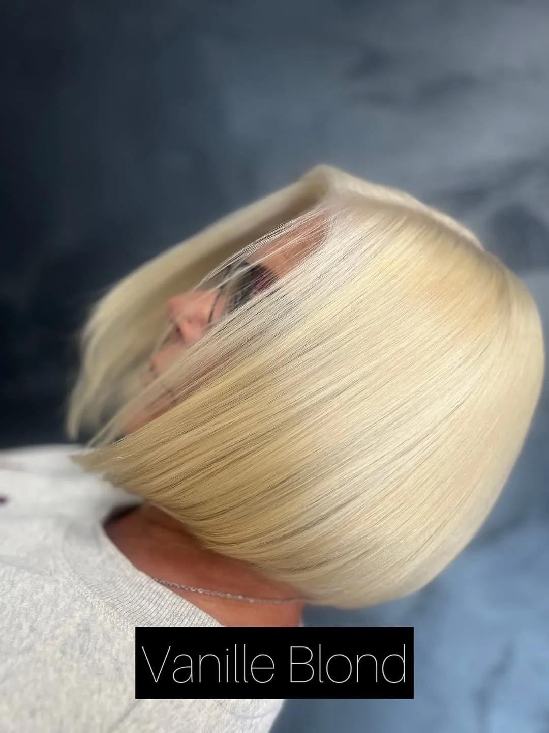 Kinnlanger, sehr glänzender Bob in hellem Vanilleblond, von schräg oben fotografiert.