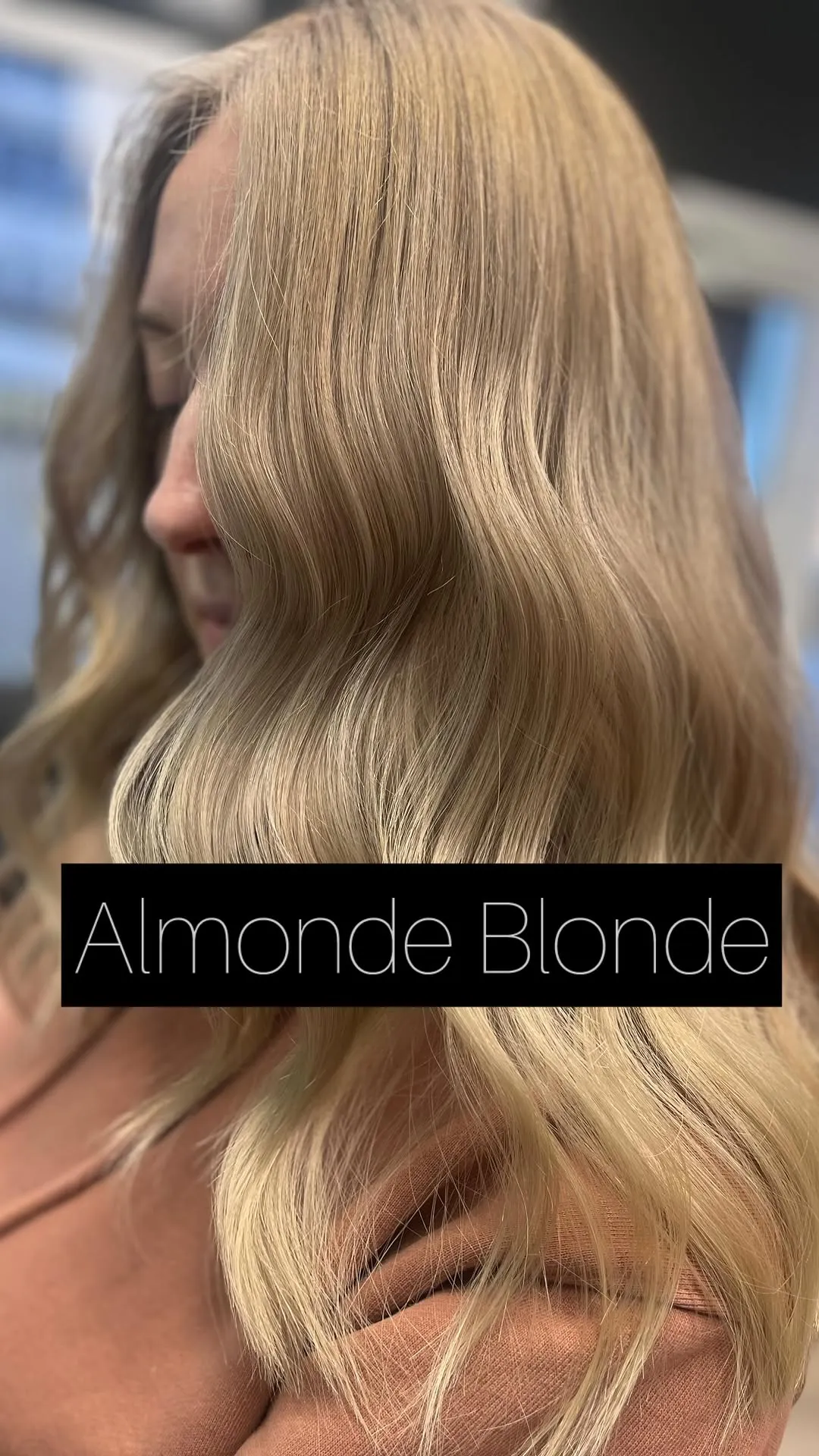 Lange, weich gewellte Haare in warmem Mandelblond, seitlich fotografiert.