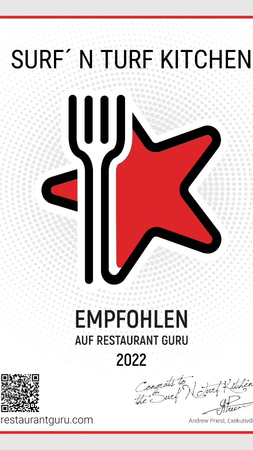 Urkunde von Restaurant Guru 2022: „Empfohlen“ für Surf ’n Turf Kitchen, mit rotem Stern und Gabel-Symbol.